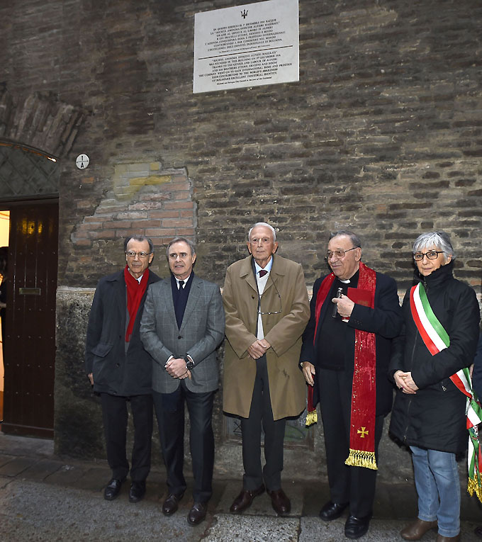 Maserati 100 anni Via Pepoli 1A Bologna da sinistra Alfieri Maserati Harald Wester Carlo Maserati Don Sergio Mantovani Patrizia Gabellini